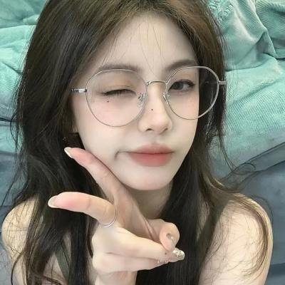 她在寒风中绽放